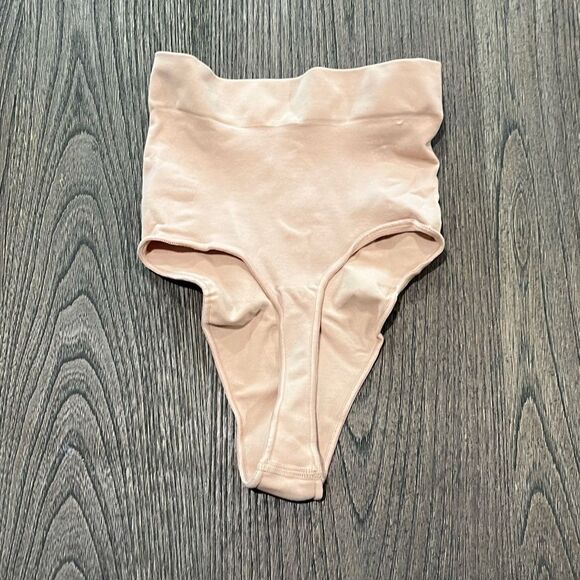 NWOT Skims Sculpting Mid Waist Thong - Size S/M - Picture 3 of 3